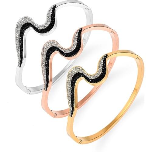 New Luxury Brand Personality Butterfly Bangles Titanium Steel Romantic Insect Bangles for Women Charms Bracelets Mother Gift