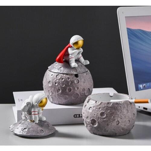 European Resin Cute Astronaut Ashtray Art with Lid Anti-ash Home Office Decoration Creative Astronaut Ashtray Gift for Boyfriend