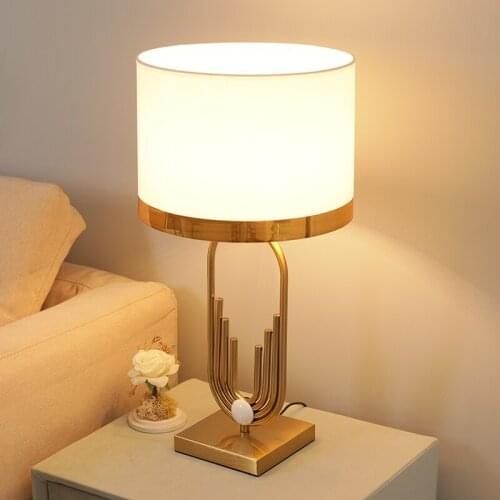 Light Luxury Soft Decoration Simple Post-Modern American Style Metal Table Lamp For Living Room Bedroom Bedside Lamp Home Decor