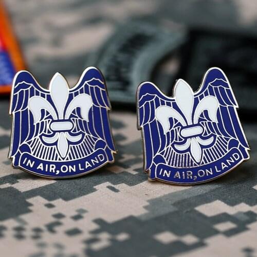 PAIR US 82ND AIRBORNE DIVISION "IN AIR ON LAND" METAL PIN BADGE BERET COCKADE