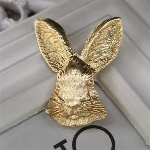 Act the role ofing boundary retro grind arenaceous gold rabbit head pin brooch clothing corsage, matte female model