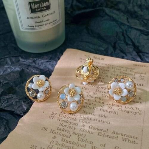 French Elegant Retro Exquisite Pearl Rhinestone Inlaid Small White Flower Gold Earrings Ear Clips Women Party Wedding Jewelry