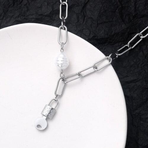 U-Magical Asymmetric Silver Color Metallic Key Lock Pendant Necklace for Women Simulation Pearl Chunky Chain Necklace Jewelry