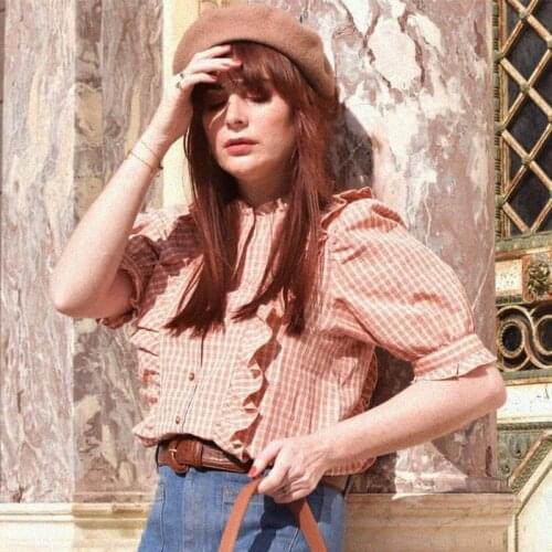 Chemise Guillemette Femme Ruffles High Collar Shirts Pink Plaid Puff sleeve Blouse Elegant Chic 2021 Blouse à manches courtes