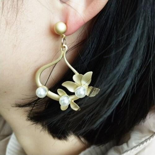 Fashion All-match Creative Exquisite Personality Ornament Women Eardrop Cutout Faux Pearl Flowers Pendant Earrings Accessories
