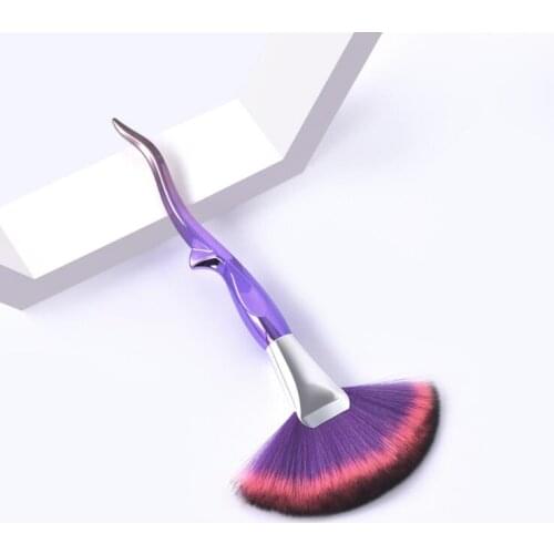 Single large fan-shaped brush highlighter and brightening makeup tool brush
