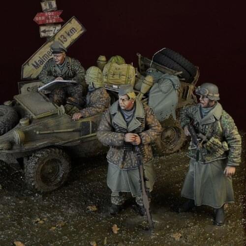 1/35 Resin Figure Model kits 4 Figures+Baggages(no car) Unassambled Unpainted GK kits 371