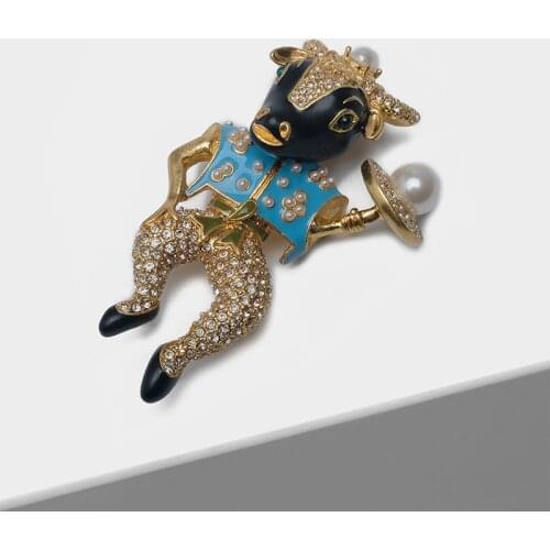 Amorita boutique Enamelled bullheaded knight pin pearl fashion brooch