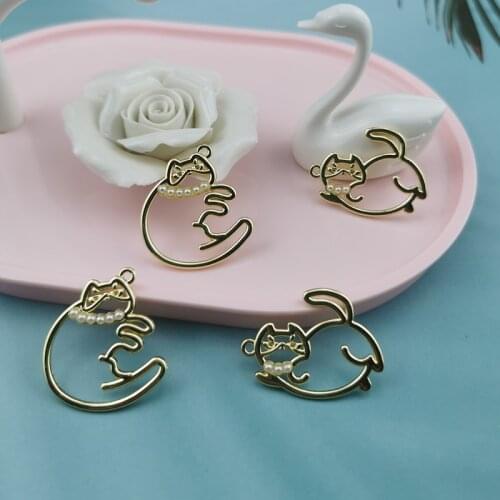 MuhNa 10pcs Cute Pearl Fat Cats Charms Golden Tone Metal Hollow Kitty Earrings Pendants DIY Jewelry Make Accessories Phone Decor