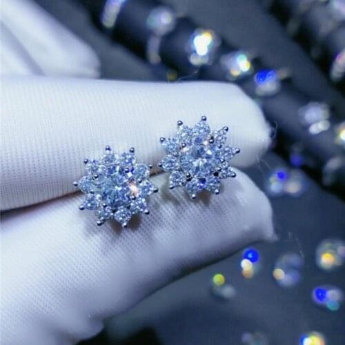 Geoki Excellent Passed Diamond Test Romantic 0.5ct Moissanite Stud Earrings 925 Silver Perfect Cut White Treasure Stone Earrings