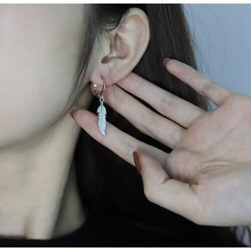 Fashion Punk Feather Pendant Hoop Earrings Jewelry Dripping Jewelry Men and Women Gothic Earrings A Pair of Wholesale
