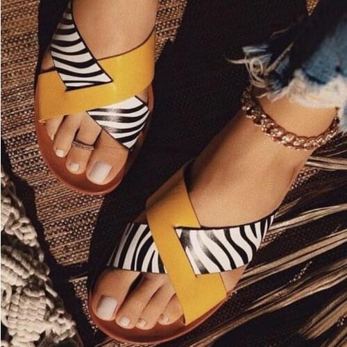 Spring/summer 2020 new women flat stitching non-slip outdoor beach slippers fashion versatile home durable leather sandals ms