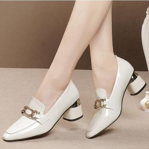 Autumn 2021 New Fashion Pu Leather Platform Womens High Heels Pointed Head Square Heel Metal Chain Womens Set of Feet Shoes