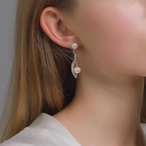 1Pair Retro Earrings for Women Faux Pearl Hollow Out Leaf Pendant Ear Stud Earrings Women Ear Jewelry Earrings Femme Earrngs