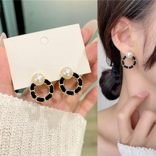 Simple Round Black Metal Hoop Pearl Pendant Drop Earrings for Women Girls Teens Korean Fashion Earrings 2021 Trend New Arrival