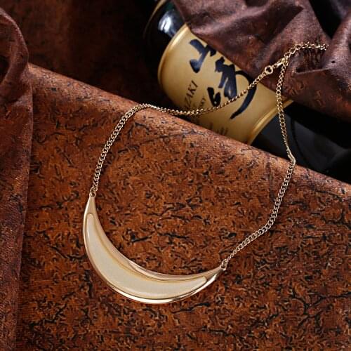 Fashion Chain Ladies Necklace Alloy Crescent Pendant Gold Simple Retro Style Necklace Jewelry for Friends Gifts 2021