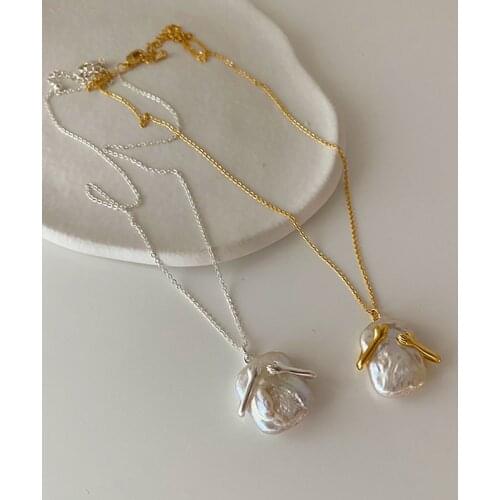 GSOLD Geometric Creative Hands Embracing Flat Pearl Pendant Necklace Simple Metal Clavicle Chain Women Fashion Trend Jewelry