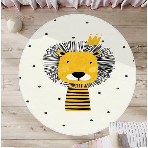 Beyaz Çocuk Odası Halısı aslan kral taç siyah sarı şekiller