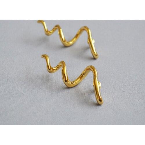 French niche European and American high-end original design delicate golden spiral earrings cold and exaggerated