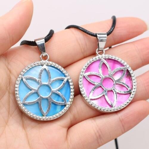 Charm New Natural Shell Alloy Pendant Round Hand-carved Flower Exquisite Jewelry Necklace Worn By Couples In Engagement Banquet