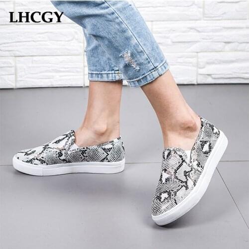 Plus size 35-43 Women Flats Snake Pattern Loafers Platform Shoes Leopard Slip on Flat Shoes Pu Leather Casual Shoes Sneaker 7653