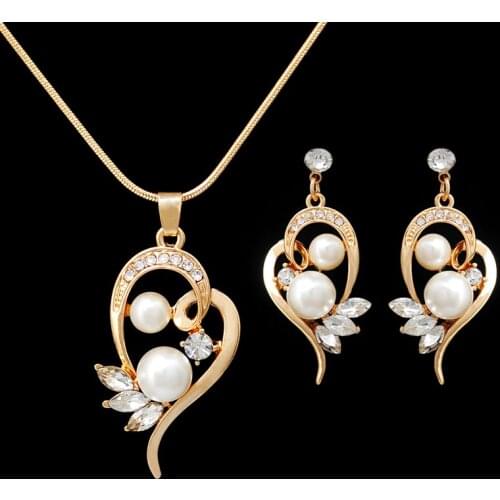 Geekta Pearl Necklaces For Women