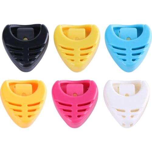 Portable Plastic Heart Shape Guitar Pick Plectrum Holder Case(Random Color)
