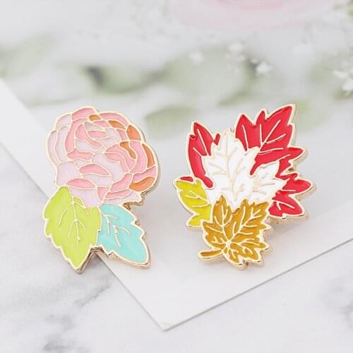 Popular Accessories Japanese Cartoon Color Leaf Brooch Personality Fashion Simple Maple Leaf Jacket Clothing Accessorie Wild Pin