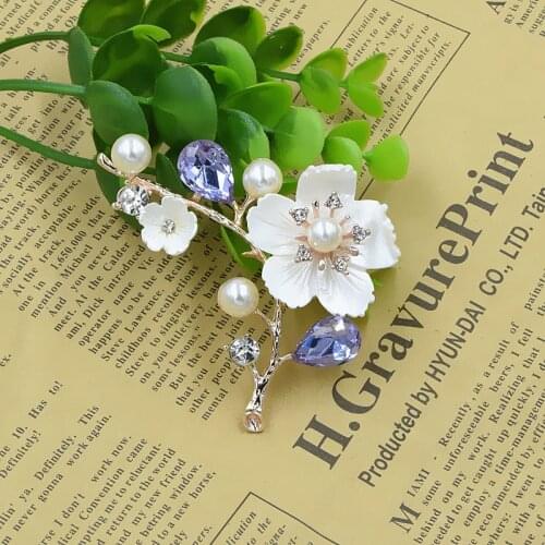 2021 Hot High Quality Shell Pearl Flower Brooches for Women Elegant Fashion Pin Red Crystal Brooch Wedding Party Decor Jewelry