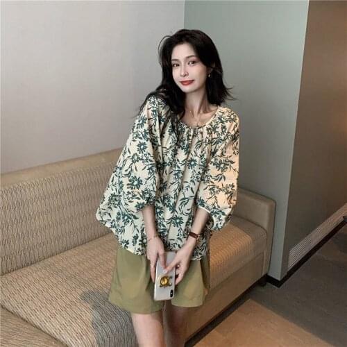 Set summer new 2021 vintage set womens shredded flower seven-sleeve top super fire shorts women