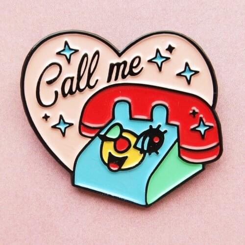 Call Me Telephone Love Heart Enamel Brooch Pin Backpack Hat Bag Collar Lapel Pins Badges Women Mens Fashion Jewelry Accessories