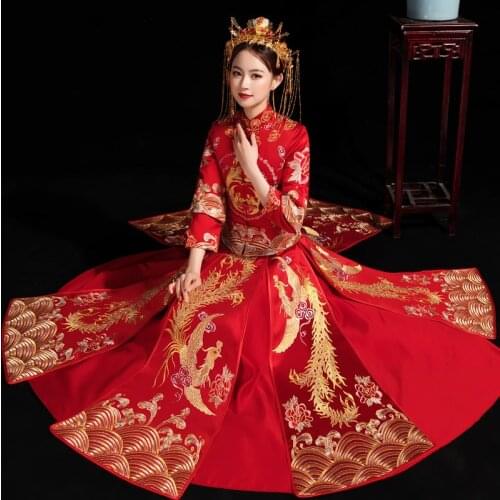 Chinese Traditional Women Wedding Dress Embroidery Rhinestone Long Cheongsam Stylish Elegant Bride Classic Women Satin Gown