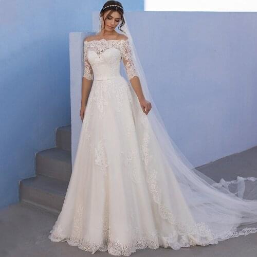 Modest Tulle A-Line Boat Neck Wedding Dress Bridal Gowns Court Trauin Appliques Lace Half Sleeve Button Back