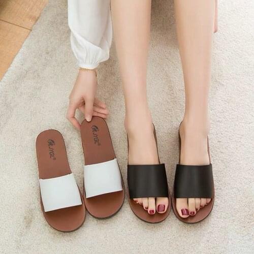 Flat bottomed flip flops for fashionable outdoor wear wettable water Korean version versatile soft bottomed beach sandals