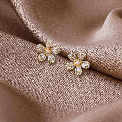 South Korea 2021 New Simple Compact And Fresh Zircon Pearl Five Petal Flower Earrings Female Earrings Student Earrings Ins Style