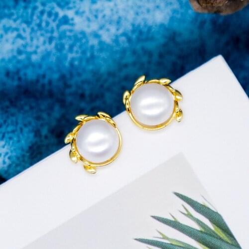 Vanssey Luxury Fashion Jewelry Flower Leaf OL Natural Pearl Stud Earrings Party Wedding Accessories for Women 2020 New