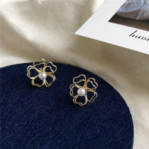 Fashion Hollow Metal Flower Pearl Inlaid Stud Earrings Korean Irregular Petal Earrings for Women Girl Ear Jewelry Gift Wholesale