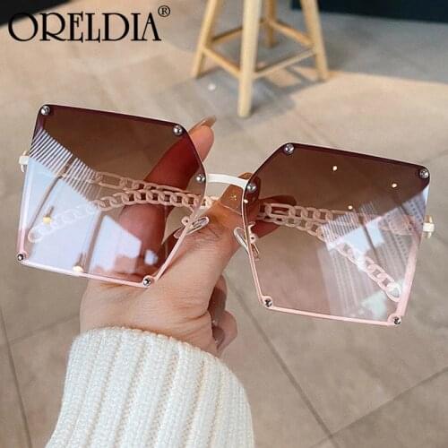 2020 New Fashion Super Large Gradient Sunglasses Ladies Retro Alloy Chain Frame Rivet Square Sunglasses Elegant Ladies Glasses