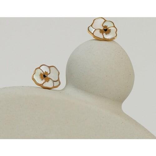 Baroque Natural Shell White Flower Retro Earrings Female 316 Titanium Steel Jewelry 2021 Popular New Style Does Not Lose Color