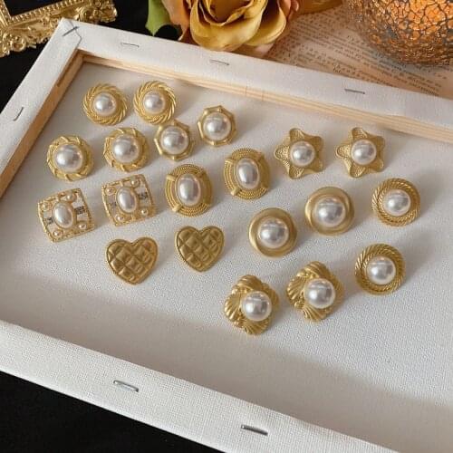 New Wholesale Baroque Women Retro Imitation Pearl Matte Gold Earrings Simple Temperament Women Accessories