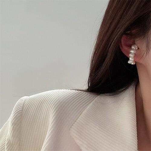 2021 New European and American Retro Style Pearl Ear Clip Elegant Lady Versatile Creative Design Womens Non Perforated Ear Clip