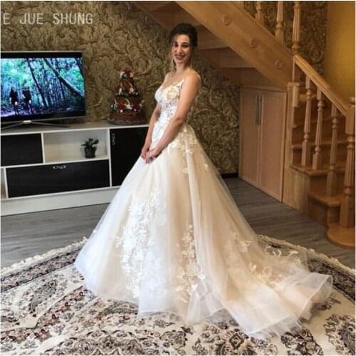 E JUE SHUNG Lace Luxury Wedding Dresses Scoop Neck Button Appliques Boho Wedding Gowns Bridal Dress robe de mariee