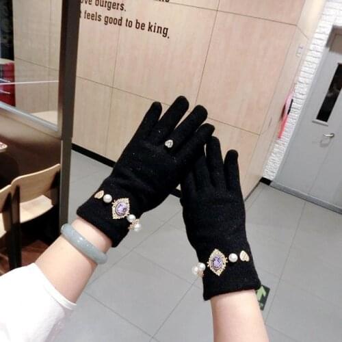 Retro Portrait Pearl Metal Love Cashmere Gloves Fashion Korean Winter Warm Thickening Finger Ladies Cycling Touch Screen Gloves