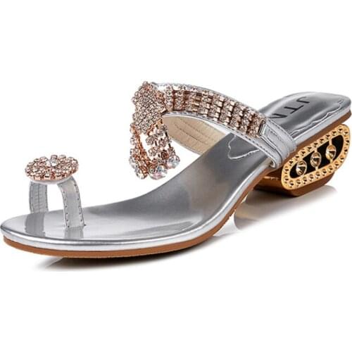 The new spring/summer 2021 fashion rhinestone with thick toe heel and Korean sexy hollow heel beach slippers for women