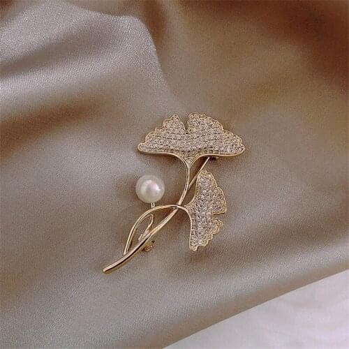 MODAGIRL Factory Price Womens Brooch Pin Pearl Cubic Zirconia Ginkgo Leaf Brooch on Collar Christmas Gift Plant Jewelry