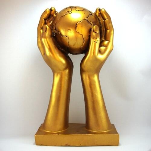 HLO 2021 Hands Holding the Earth Gold Color Trinket Creativity Posture Decorate Statue Elegant Polyester Earth Figurine Trendy
