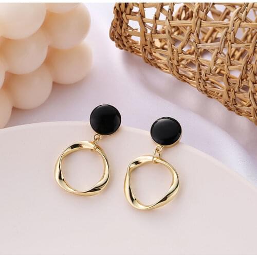 Stylishly Luxurious Korean Clip Earring Puck Vintage for Elegant Women Simple Female Ear Clips Jewelry