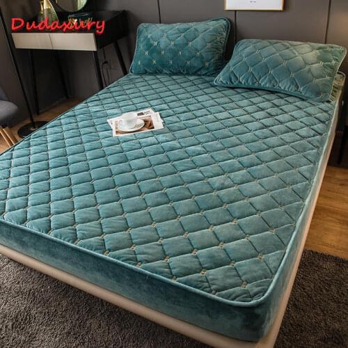 Solid Color Quilted Mattress Cover Luxury Embroidered Fitted Sheet Warm Crystal Velvet Washable Bed Cover Thick Breathable Sheet