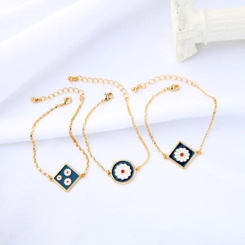 Exquisite Enamel Daisy Bracelet Contracted Square Round Fashion Flowers Pendant Charm Bracelet Korea Jewelry Wholesale Factory