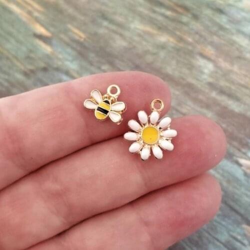 20 PCS/10*11mm-13*16mm Adorable Enamel Daisy AND Tiny Honey Bee Charms Honeycomb Charms Pendants for Jewelry Making Crafts DIY